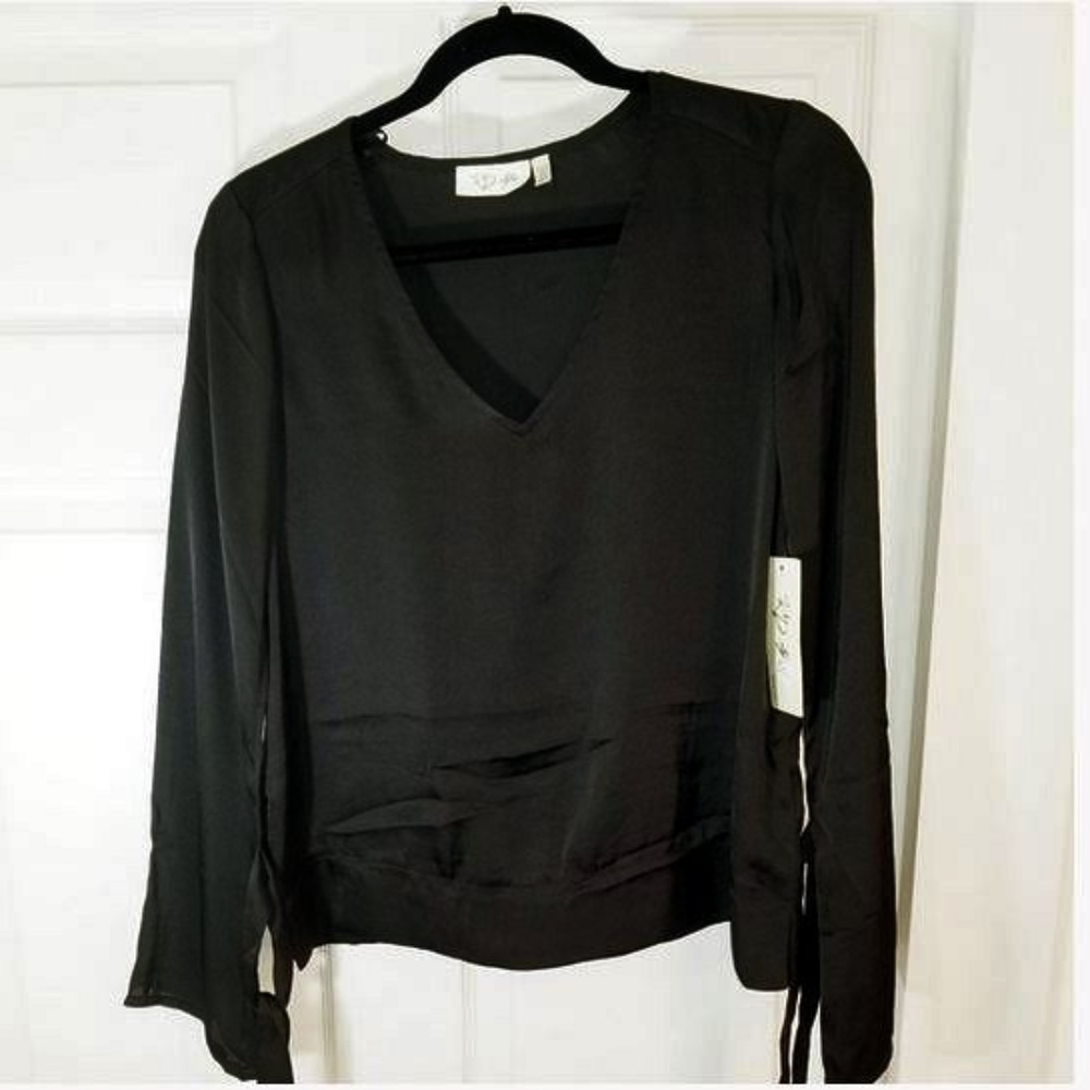 RD Style Black Silk-Like V Neck Top - NWT